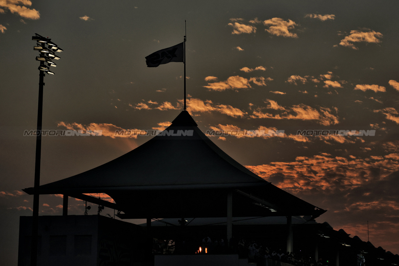 GP ABU DHABI, Circuit Atmosfera - grandstand at sunset.
05.12.2025. Formula 1 World Championship, Rd 24, Abu Dhabi Grand Prix, Yas Marina Circuit, Abu Dhabi, Practice Day.
- www.xpbimages.com, EMail: requests@xpbimages.com © Copyright: Moy / XPB Images