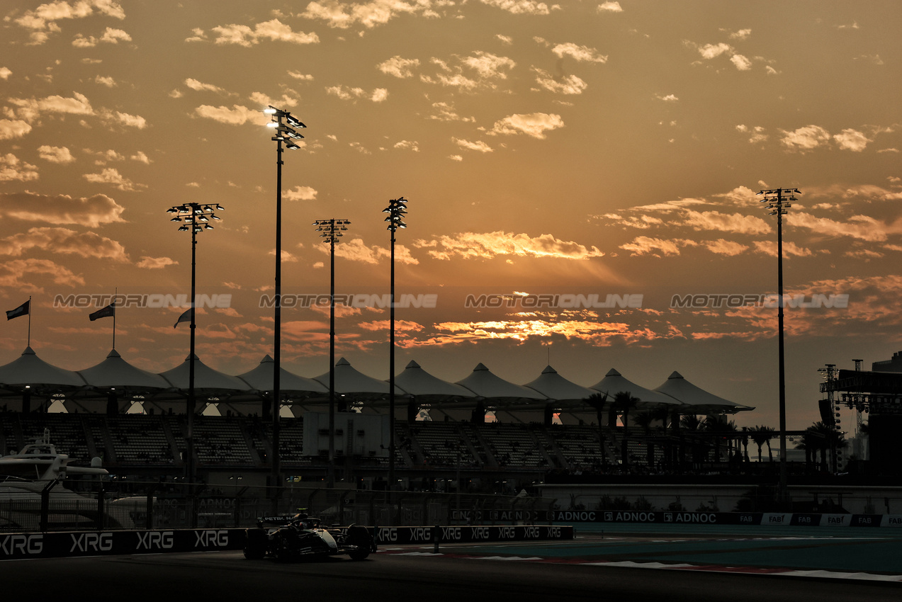 GP ABU DHABI, Andrea Kimi Antonelli (ITA) Mercedes AMG F1 W16.
05.12.2025. Formula 1 World Championship, Rd 24, Abu Dhabi Grand Prix, Yas Marina Circuit, Abu Dhabi, Practice Day.
- www.xpbimages.com, EMail: requests@xpbimages.com © Copyright: Charniaux / XPB Images