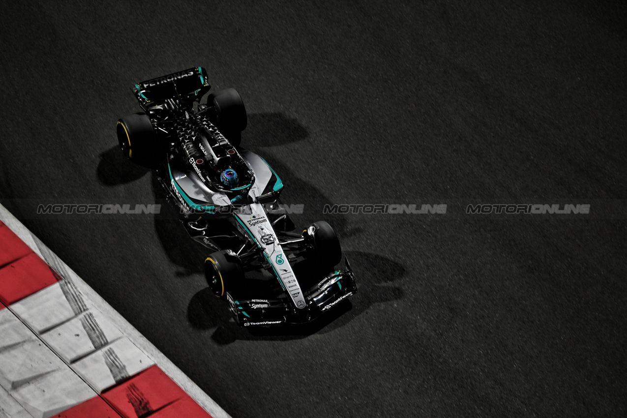 GP ABU DHABI, George Russell (GBR) Mercedes AMG F1 W16.
05.12.2025. Formula 1 World Championship, Rd 24, Abu Dhabi Grand Prix, Yas Marina Circuit, Abu Dhabi, Practice Day.
- www.xpbimages.com, EMail: requests@xpbimages.com © Copyright: Price / XPB Images