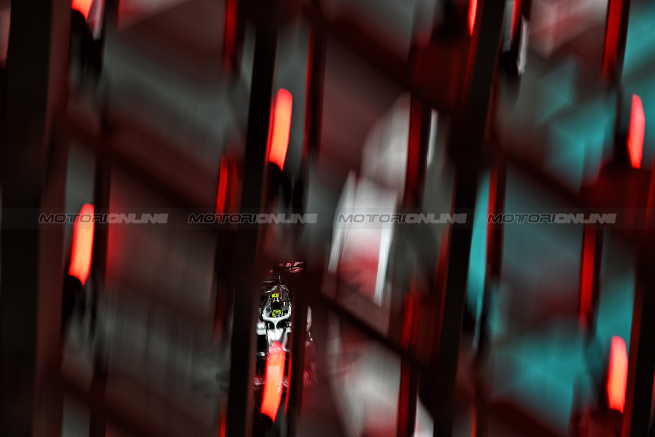 GP ABU DHABI, Oliver Bearman (GBR) Haas VF-25.
05.12.2025. Formula 1 World Championship, Rd 24, Abu Dhabi Grand Prix, Yas Marina Circuit, Abu Dhabi, Practice Day.
- www.xpbimages.com, EMail: requests@xpbimages.com © Copyright: Price / XPB Images