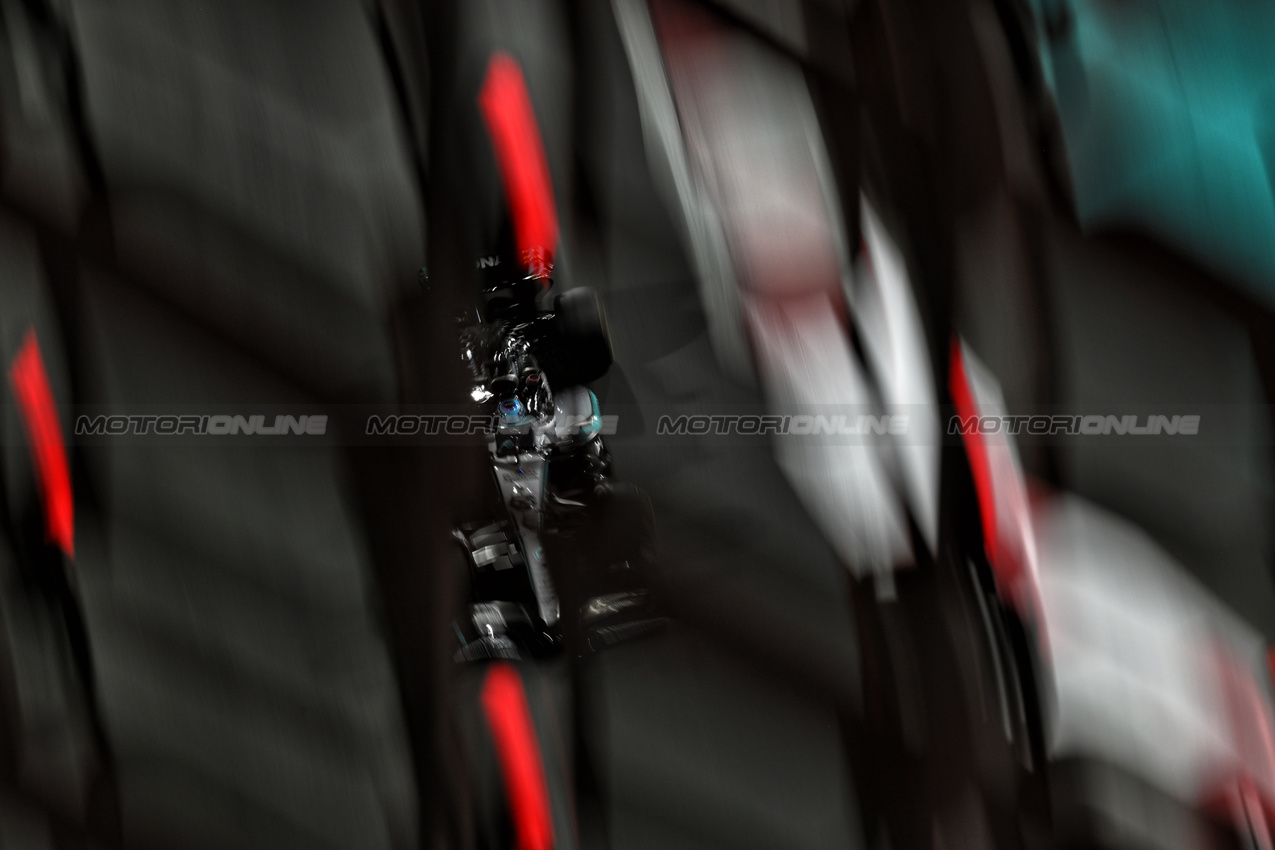 GP ABU DHABI, George Russell (GBR) Mercedes AMG F1 W16.
05.12.2025. Formula 1 World Championship, Rd 24, Abu Dhabi Grand Prix, Yas Marina Circuit, Abu Dhabi, Practice Day.
- www.xpbimages.com, EMail: requests@xpbimages.com © Copyright: Price / XPB Images