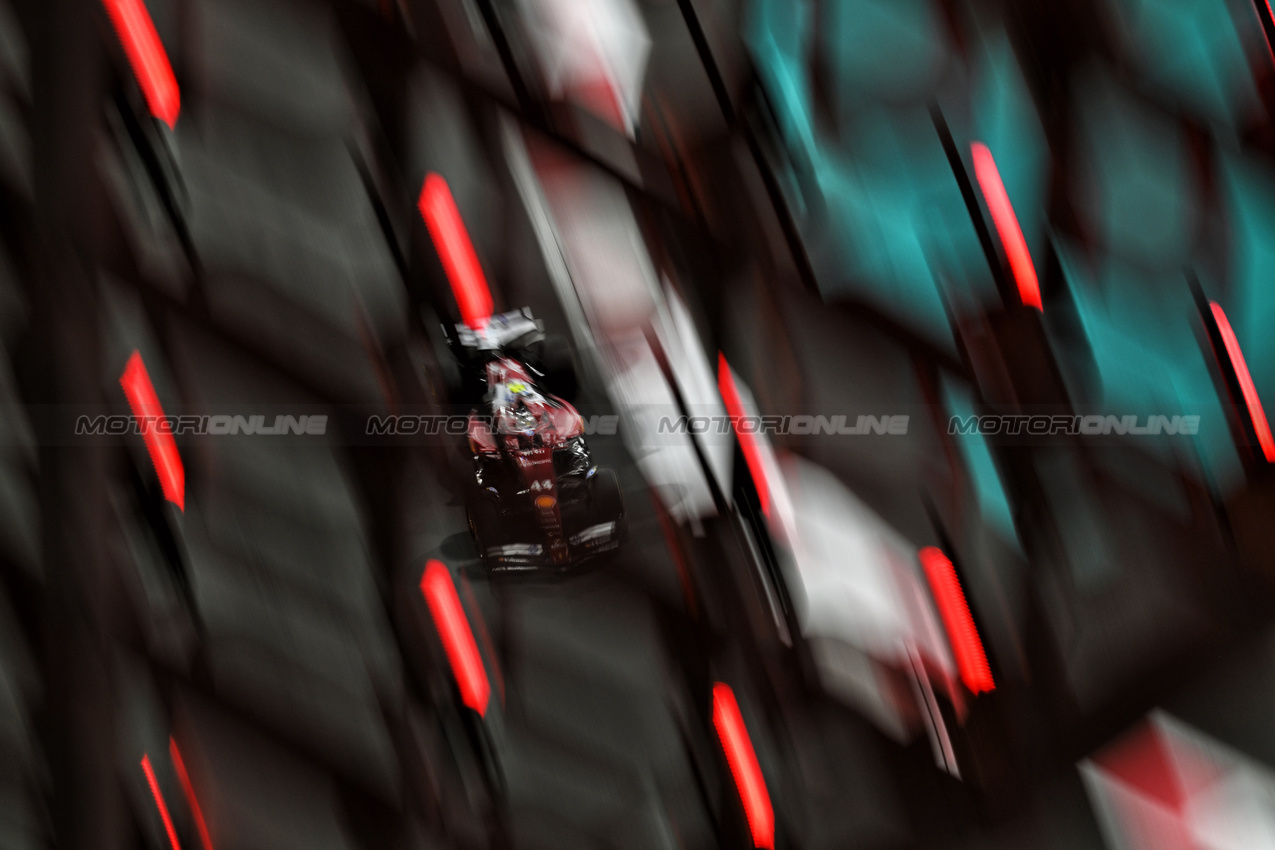 GP ABU DHABI, Lewis Hamilton (GBR) Ferrari SF-25.

05.12.2025. Formula 1 World Championship, Rd 24, Abu Dhabi Grand Prix, Yas Marina Circuit, Abu Dhabi, Practice Day.

- www.xpbimages.com, EMail: requests@xpbimages.com © Copyright: Price	/ XPB Images