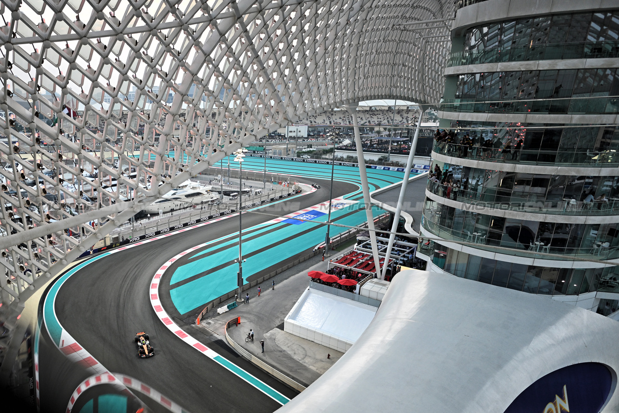 GP ABU DHABI, Lando Norris (GBR) McLaren MCL39.
05.12.2025. Formula 1 World Championship, Rd 24, Abu Dhabi Grand Prix, Yas Marina Circuit, Abu Dhabi, Practice Day.
- www.xpbimages.com, EMail: requests@xpbimages.com © Copyright: Price / XPB Images