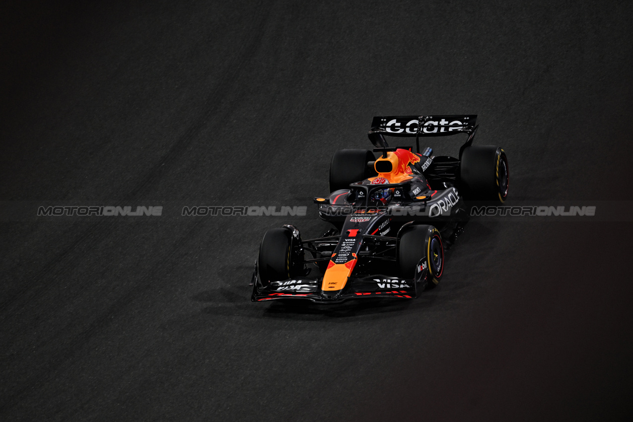 GP ABU DHABI, Max Verstappen (NLD) Red Bull Racing RB21.
05.12.2025. Formula 1 World Championship, Rd 24, Abu Dhabi Grand Prix, Yas Marina Circuit, Abu Dhabi, Practice Day.
- www.xpbimages.com, EMail: requests@xpbimages.com © Copyright: Price / XPB Images