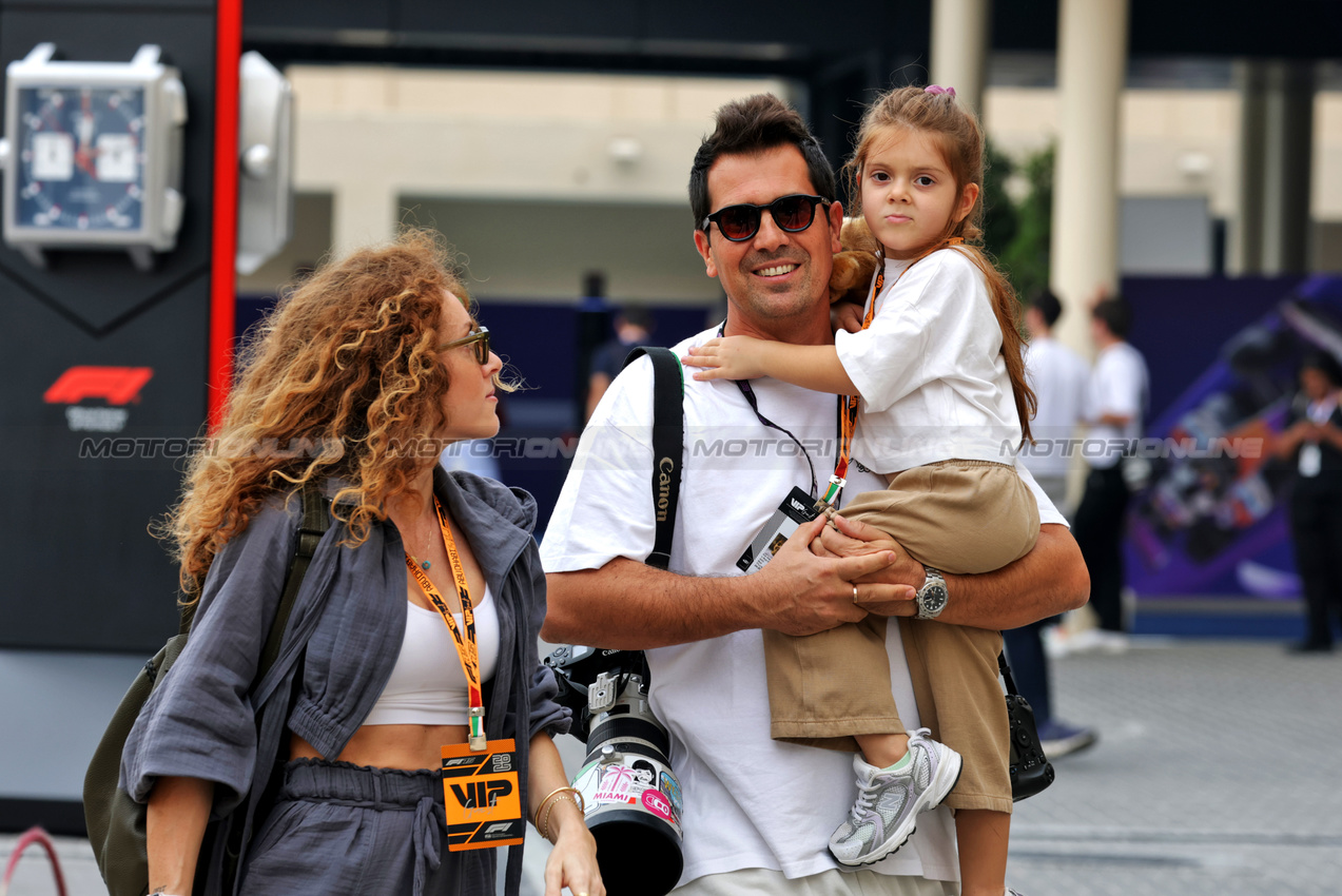 GP ABU DHABI, Vladimir Rys (CZE) Photographer e family.
05.12.2025. Formula 1 World Championship, Rd 24, Abu Dhabi Grand Prix, Yas Marina Circuit, Abu Dhabi, Practice Day.
- www.xpbimages.com, EMail: requests@xpbimages.com © Copyright: Moy / XPB Images