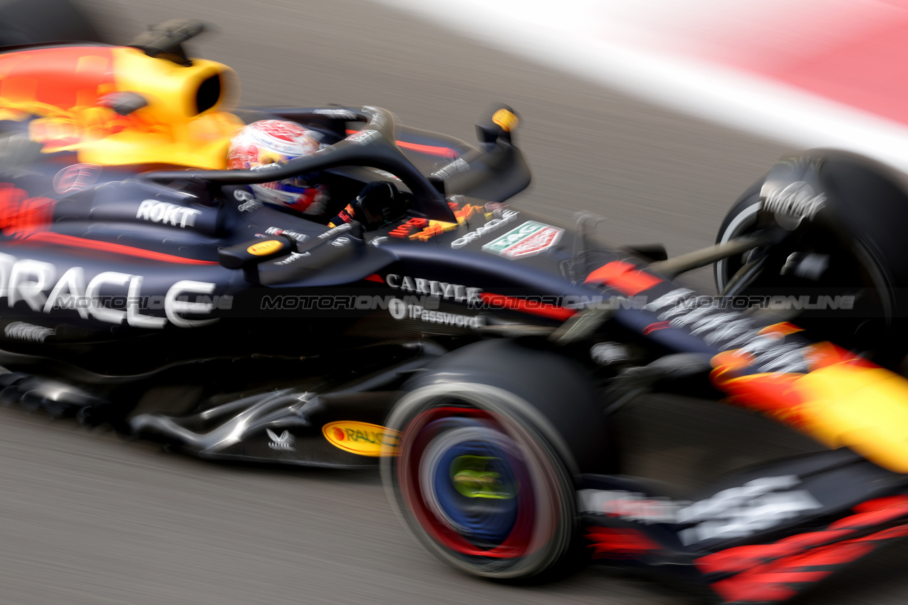 GP ABU DHABI, Max Verstappen (NLD) Red Bull Racing RB21.
05.12.2025. Formula 1 World Championship, Rd 24, Abu Dhabi Grand Prix, Yas Marina Circuit, Abu Dhabi, Practice Day.
- www.xpbimages.com, EMail: requests@xpbimages.com © Copyright: Coates / XPB Images
