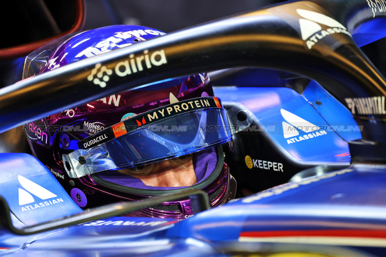 GP ABU DHABI, Carlos Sainz (ESP) Atlassian Williams Racing FW47.
05.12.2025. Formula 1 World Championship, Rd 24, Abu Dhabi Grand Prix, Yas Marina Circuit, Abu Dhabi, Practice Day.
- www.xpbimages.com, EMail: requests@xpbimages.com © Copyright: Batchelor / XPB Images