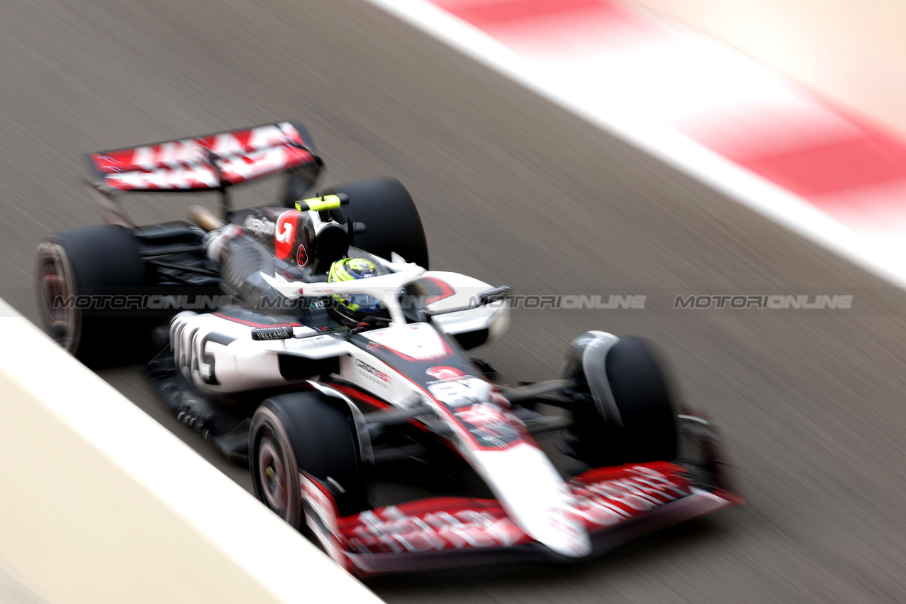 GP ABU DHABI, Oliver Bearman (GBR) Haas VF-25.

05.12.2025. Formula 1 World Championship, Rd 24, Abu Dhabi Grand Prix, Yas Marina Circuit, Abu Dhabi, Practice Day.

 - www.xpbimages.com, EMail: requests@xpbimages.com © Copyright: Coates / XPB Images