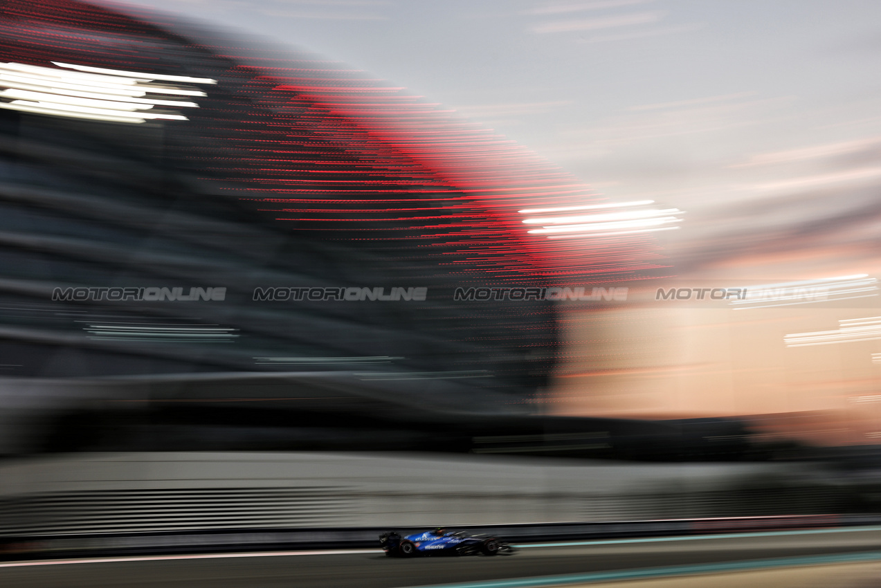 GP ABU DHABI, Carlos Sainz (ESP) Atlassian Williams Racing FW47.
05.12.2025. Formula 1 World Championship, Rd 24, Abu Dhabi Grand Prix, Yas Marina Circuit, Abu Dhabi, Practice Day.
- www.xpbimages.com, EMail: requests@xpbimages.com © Copyright: Charniaux / XPB Images