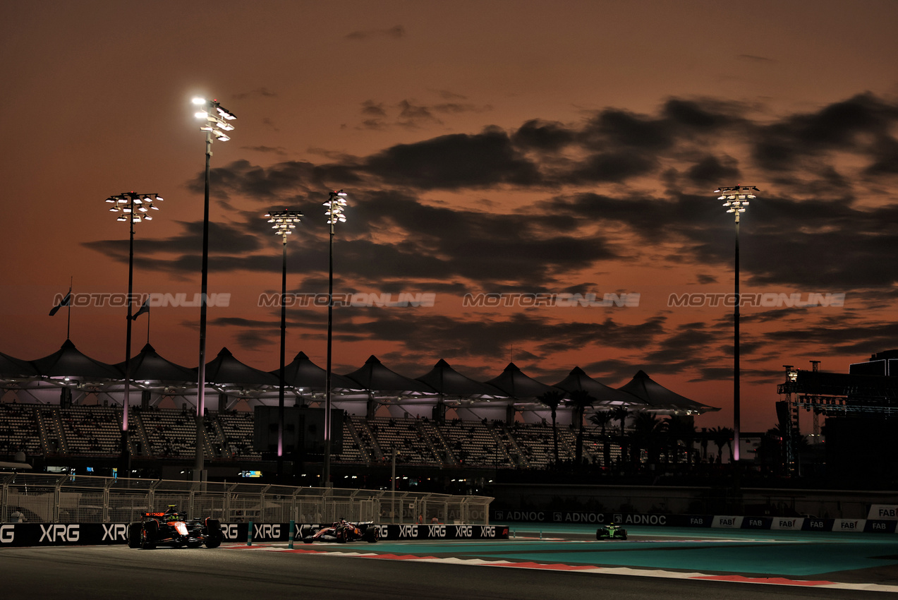 GP ABU DHABI, Lando Norris (GBR) McLaren MCL39.
05.12.2025. Formula 1 World Championship, Rd 24, Abu Dhabi Grand Prix, Yas Marina Circuit, Abu Dhabi, Practice Day.
- www.xpbimages.com, EMail: requests@xpbimages.com © Copyright: Charniaux / XPB Images
