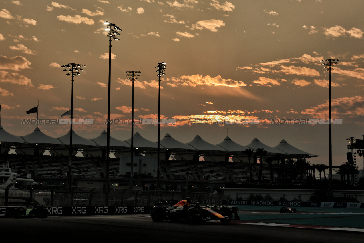 GP ABU DHABI, Max Verstappen (NLD) Red Bull Racing RB21.

05.12.2025. Formula 1 World Championship, Rd 24, Abu Dhabi Grand Prix, Yas Marina Circuit, Abu Dhabi, Practice Day.

- www.xpbimages.com, EMail: requests@xpbimages.com © Copyright: Charniaux / XPB Images