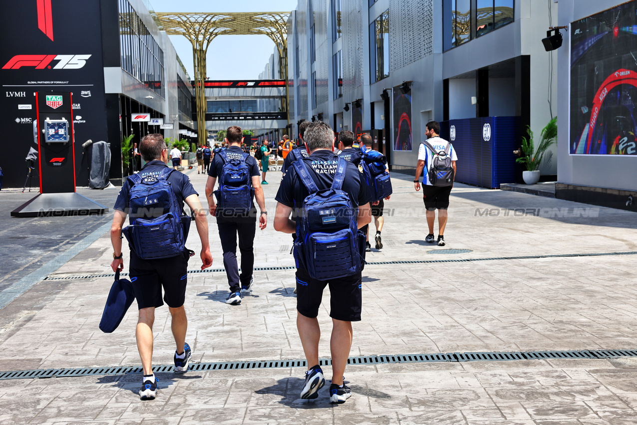 GP ARABIA SAUDITA, Circuit Atmosfera - Atlassian Williams Racing staff walk through the paddock.

17.04.2025. Formula 1 World Championship, Rd 5, Saudi Arabian Grand Prix, Jeddah, Saudi Arabia, Preparation Day.

- www.xpbimages.com, EMail: requests@xpbimages.com © Copyright: Batchelor / XPB Images