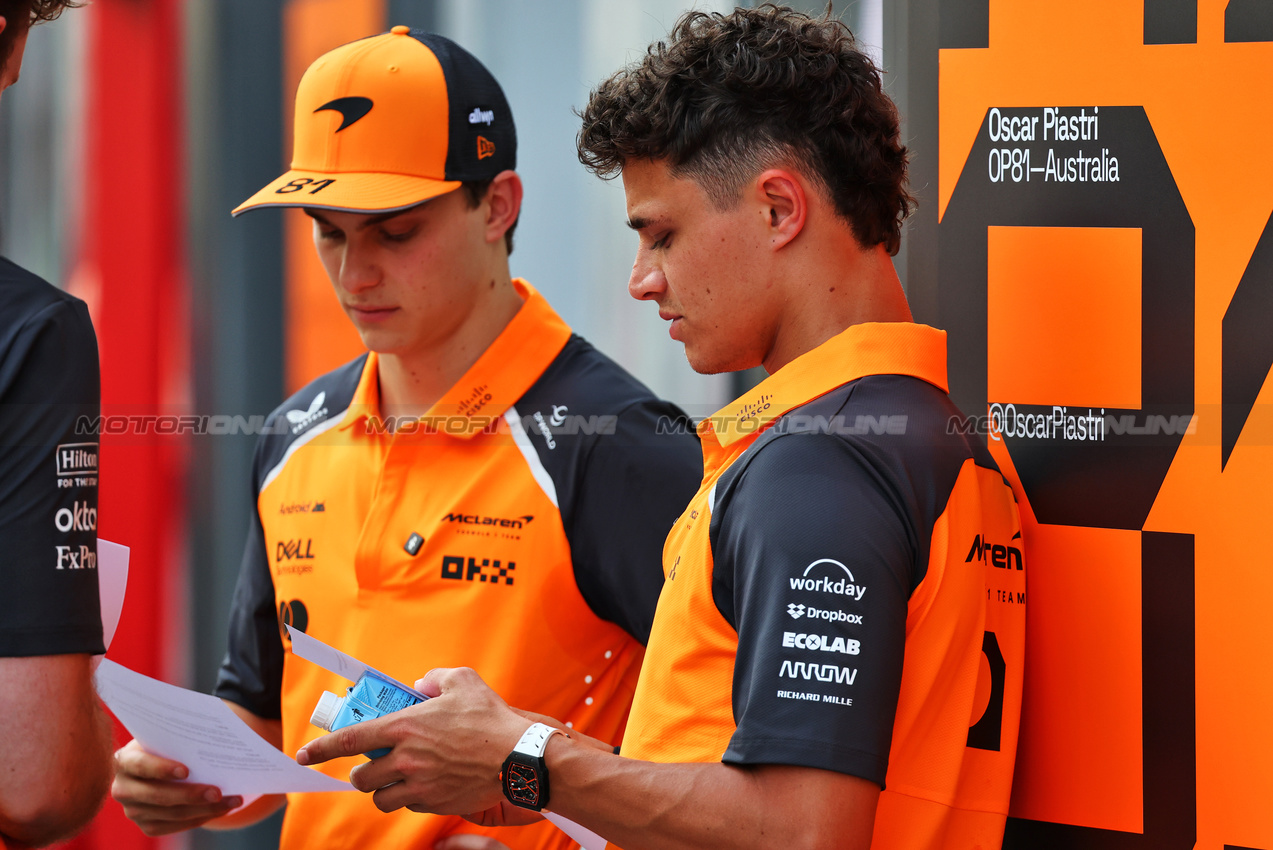 GP ARABIA SAUDITA, (L to R): Oscar Piastri (AUS) McLaren e team mate Lando Norris (GBR) McLaren.

17.04.2025. Formula 1 World Championship, Rd 5, Saudi Arabian Grand Prix, Jeddah, Saudi Arabia, Preparation Day.

- www.xpbimages.com, EMail: requests@xpbimages.com © Copyright: Batchelor / XPB Images