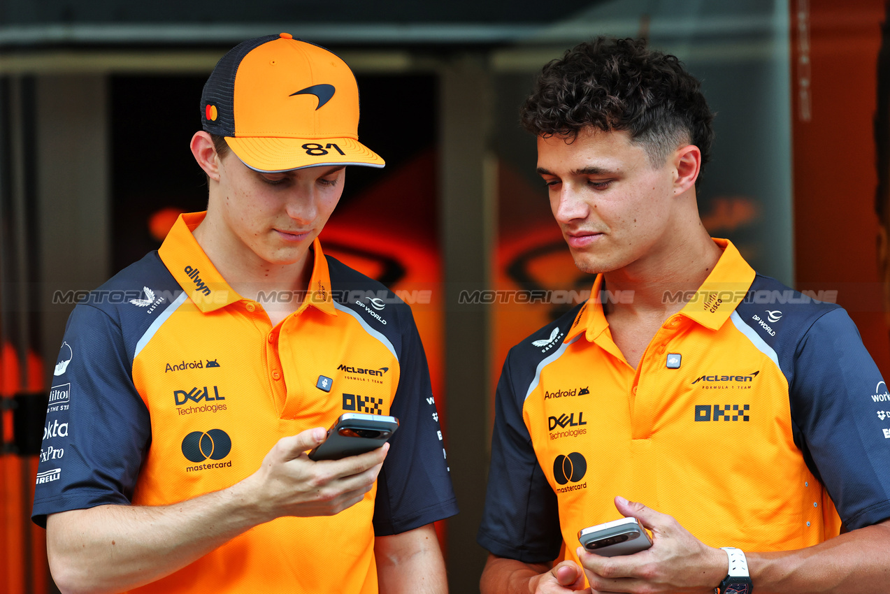 GP ARABIA SAUDITA, (L to R): Oscar Piastri (AUS) McLaren e team mate Lando Norris (GBR) McLaren.

17.04.2025. Formula 1 World Championship, Rd 5, Saudi Arabian Grand Prix, Jeddah, Saudi Arabia, Preparation Day.

- www.xpbimages.com, EMail: requests@xpbimages.com © Copyright: Batchelor / XPB Images