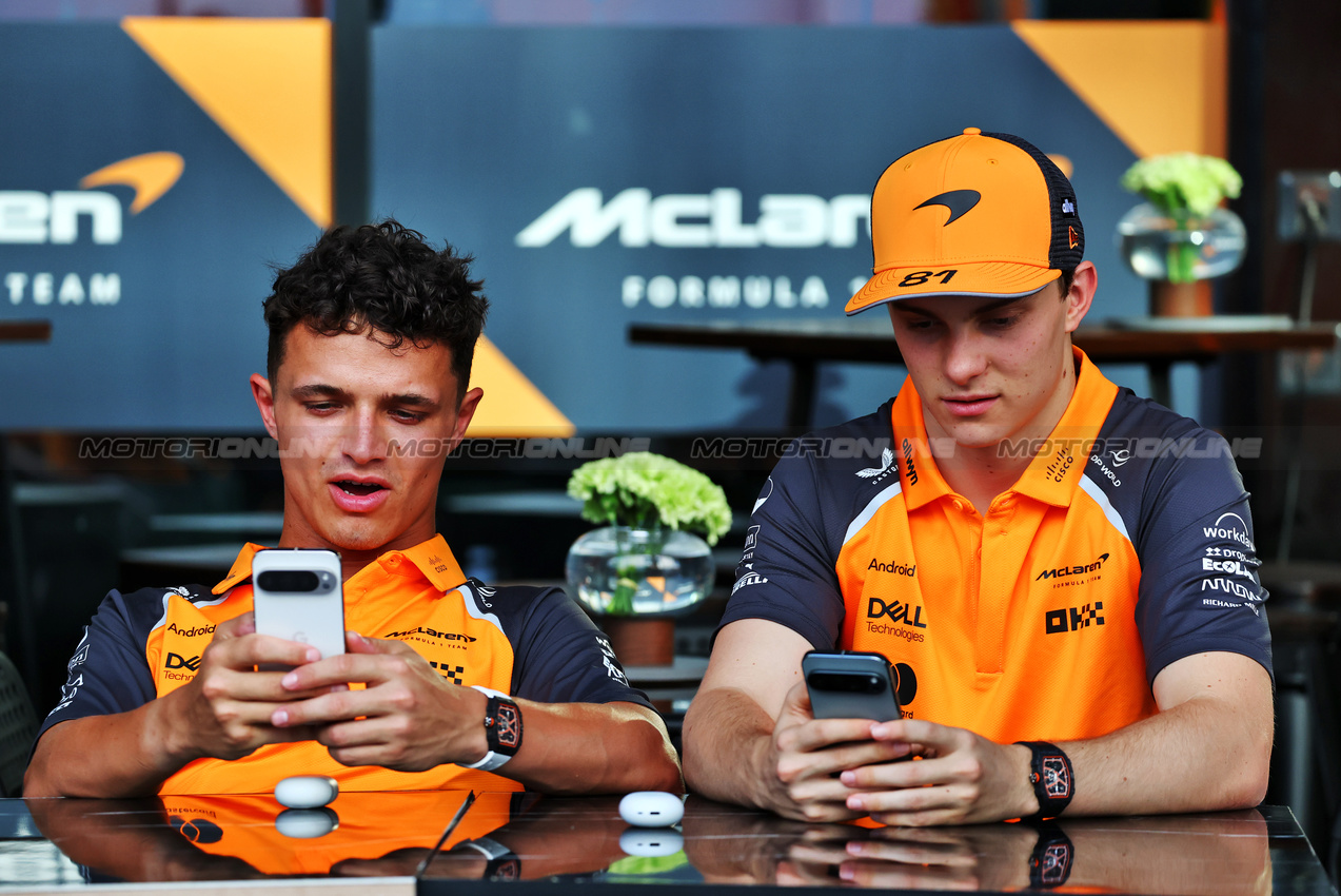GP ARABIA SAUDITA, (L to R): Lando Norris (GBR) McLaren with team mate Oscar Piastri (AUS) McLaren.

17.04.2025. Formula 1 World Championship, Rd 5, Saudi Arabian Grand Prix, Jeddah, Saudi Arabia, Preparation Day.

- www.xpbimages.com, EMail: requests@xpbimages.com © Copyright: Batchelor / XPB Images
