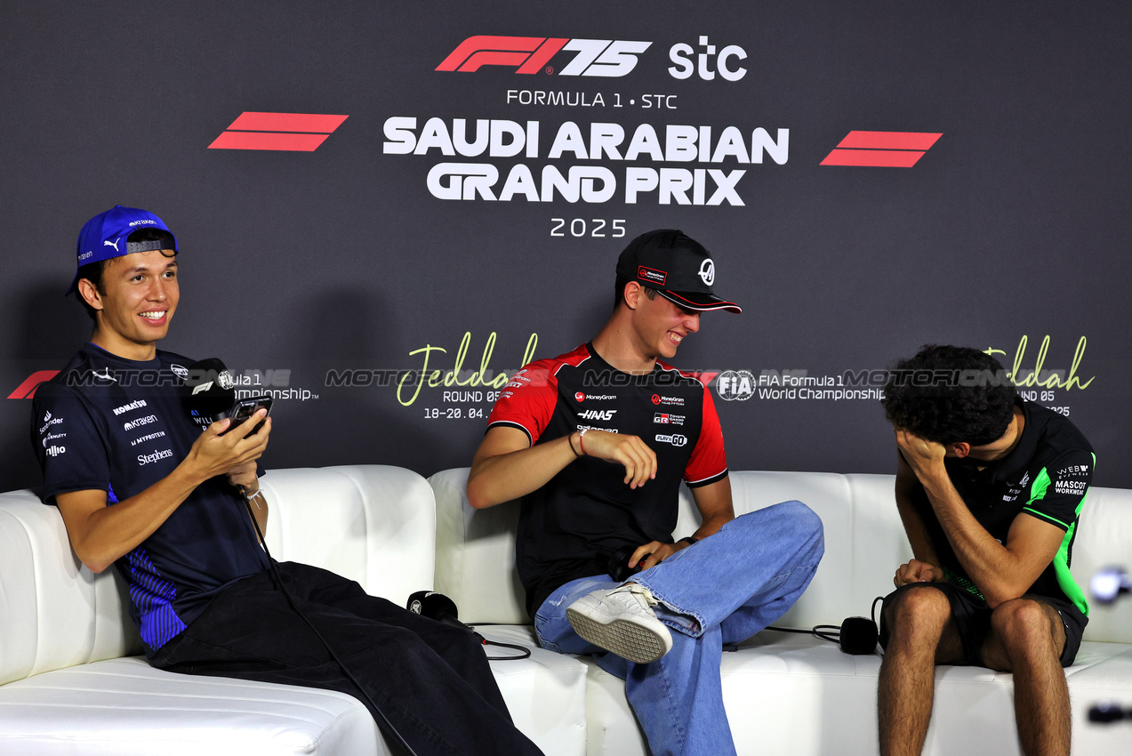 GP ARABIA SAUDITA, (L to R): Alexander Albon (THA) Atlassian Williams Racing; Oliver Bearman (GBR) Haas F1 Team; e Gabriel Bortoleto (BRA) Sauber, in the FIA Press Conference.

17.04.2025. Formula 1 World Championship, Rd 5, Saudi Arabian Grand Prix, Jeddah, Saudi Arabia, Preparation Day.

- www.xpbimages.com, EMail: requests@xpbimages.com © Copyright: Bearne / XPB Images