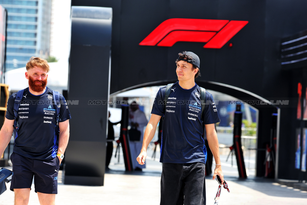 GP ARABIA SAUDITA, Alexander Albon (THA) Atlassian Williams Racing with Patrick Harding (GBR) Atlassian Williams Racing Personal Trainer.

17.04.2025. Formula 1 World Championship, Rd 5, Saudi Arabian Grand Prix, Jeddah, Saudi Arabia, Preparation Day.

- www.xpbimages.com, EMail: requests@xpbimages.com © Copyright: Bearne / XPB Images