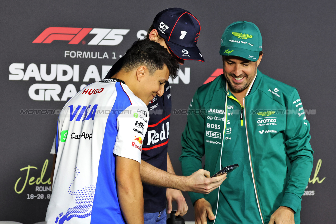 GP ARABIA SAUDITA, (L to R): Isack Hadjar (FRA) Racing Bulls; Max Verstappen (NLD) Red Bull Racing; e Fernando Alonso (ESP) Aston Martin F1 Team, in the FIA Press Conference.

17.04.2025. Formula 1 World Championship, Rd 5, Saudi Arabian Grand Prix, Jeddah, Saudi Arabia, Preparation Day.

- www.xpbimages.com, EMail: requests@xpbimages.com © Copyright: Bearne / XPB Images