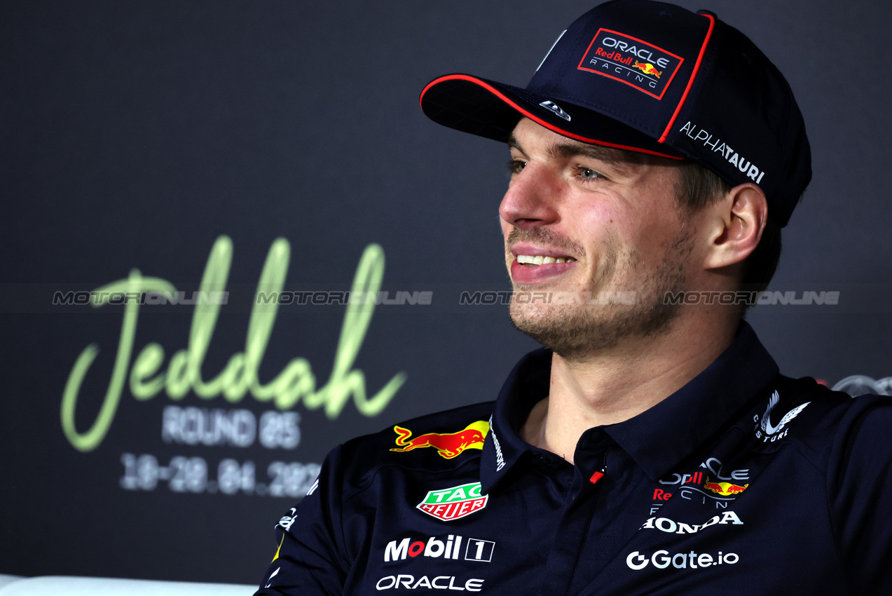 GP ARABIA SAUDITA, Max Verstappen (NLD) Red Bull Racing in the FIA Press Conference.

17.04.2025. Formula 1 World Championship, Rd 5, Saudi Arabian Grand Prix, Jeddah, Saudi Arabia, Preparation Day.

- www.xpbimages.com, EMail: requests@xpbimages.com © Copyright: Bearne / XPB Images