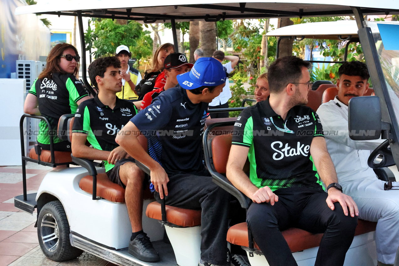 GP ARABIA SAUDITA, Alexander Albon (THA) Atlassian Williams Racing with Gabriel Bortoleto (BRA) Sauber e Oliver Bearman (GBR) Haas F1 Team.

17.04.2025. Formula 1 World Championship, Rd 5, Saudi Arabian Grand Prix, Jeddah, Saudi Arabia, Preparation Day.

 - www.xpbimages.com, EMail: requests@xpbimages.com © Copyright: Rew / XPB Images