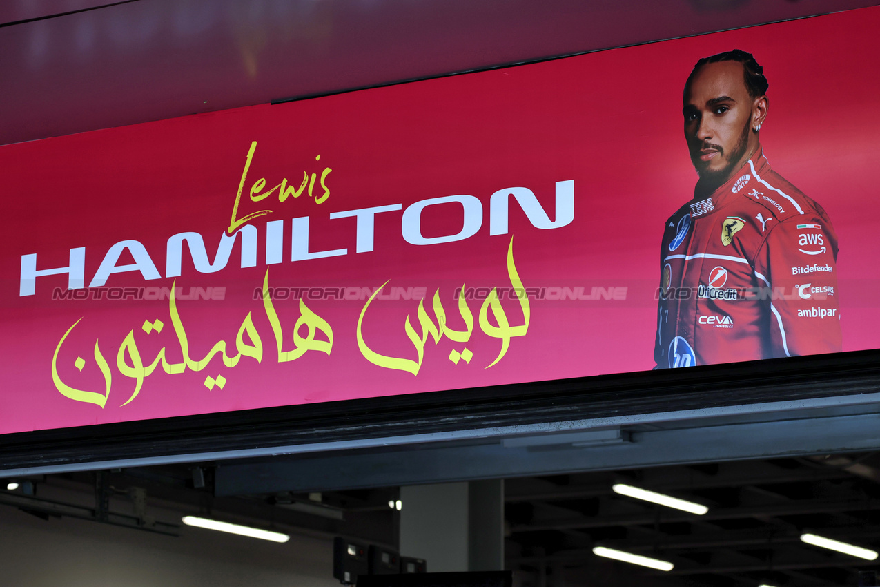 GP ARABIA SAUDITA, Pit garage board for Lewis Hamilton (GBR) Ferrari.

17.04.2025. Formula 1 World Championship, Rd 5, Saudi Arabian Grand Prix, Jeddah, Saudi Arabia, Preparation Day.

 - www.xpbimages.com, EMail: requests@xpbimages.com © Copyright: Rew / XPB Images