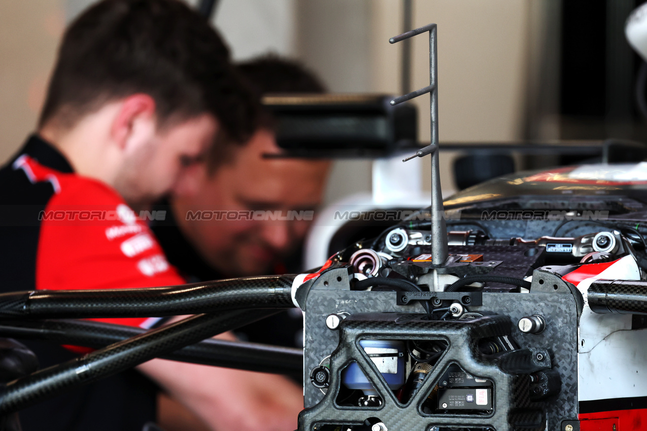 GP ARABIA SAUDITA, Haas VF-25 being built.

17.04.2025. Formula 1 World Championship, Rd 5, Saudi Arabian Grand Prix, Jeddah, Saudi Arabia, Preparation Day.

 - www.xpbimages.com, EMail: requests@xpbimages.com © Copyright: Rew / XPB Images