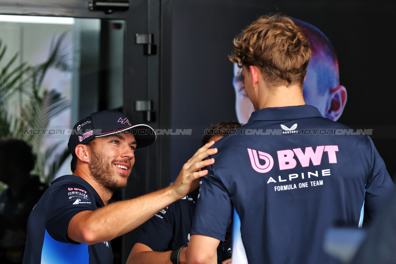 GP ARABIA SAUDITA, (L to R): Pierre Gasly (FRA) Alpine F1 Team with Paul Aron (EST) Alpine F1 Team Reserve Driver.

17.04.2025. Formula 1 World Championship, Rd 5, Saudi Arabian Grand Prix, Jeddah, Saudi Arabia, Preparation Day.

- www.xpbimages.com, EMail: requests@xpbimages.com © Copyright: Bearne / XPB Images