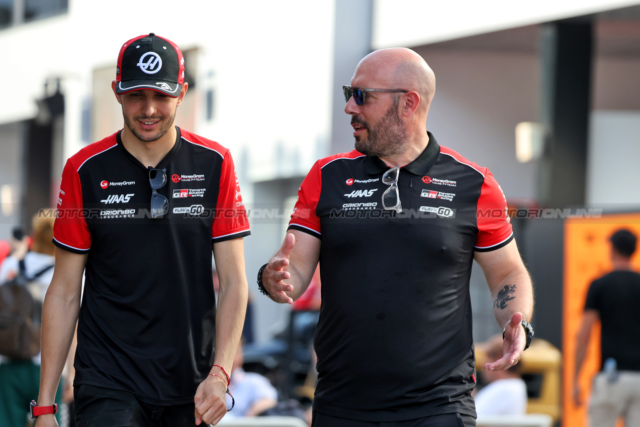 GP ARABIA SAUDITA, (L to R): Esteban Ocon (FRA) Haas F1 Team with Stuart Morrison (GBR) Haas F1 Team Head of Communications.

17.04.2025. Formula 1 World Championship, Rd 5, Saudi Arabian Grand Prix, Jeddah, Saudi Arabia, Preparation Day.

- www.xpbimages.com, EMail: requests@xpbimages.com © Copyright: Bearne / XPB Images