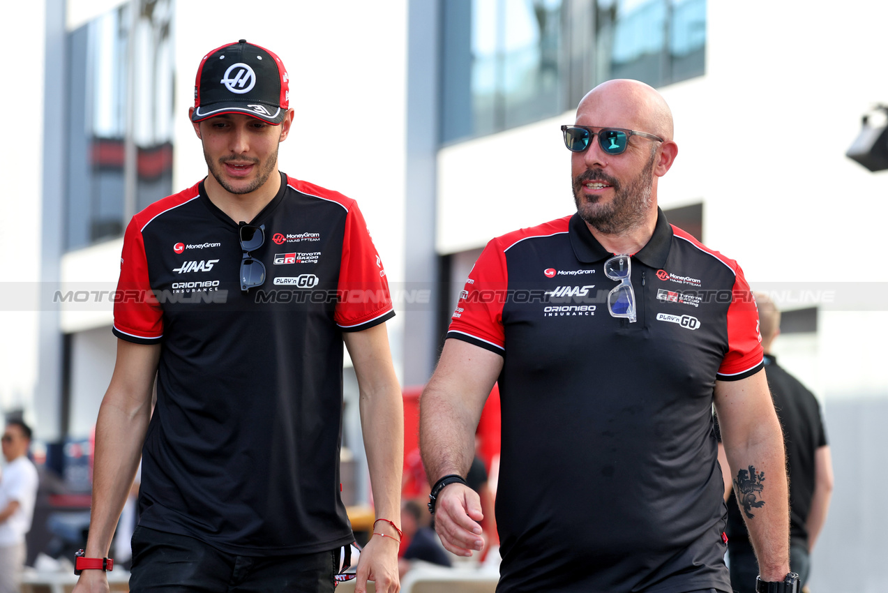 GP ARABIA SAUDITA, (L to R): Esteban Ocon (FRA) Haas F1 Team with Stuart Morrison (GBR) Haas F1 Team Head of Communications.

17.04.2025. Formula 1 World Championship, Rd 5, Saudi Arabian Grand Prix, Jeddah, Saudi Arabia, Preparation Day.

- www.xpbimages.com, EMail: requests@xpbimages.com © Copyright: Bearne / XPB Images