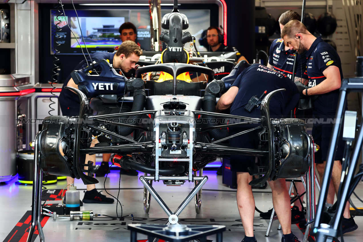 GP ARABIA SAUDITA, Red Bull Racing RB21 being prepared by meccanici in the pit garage.

17.04.2025. Formula 1 World Championship, Rd 5, Saudi Arabian Grand Prix, Jeddah, Saudi Arabia, Preparation Day.

- www.xpbimages.com, EMail: requests@xpbimages.com © Copyright: Batchelor / XPB Images