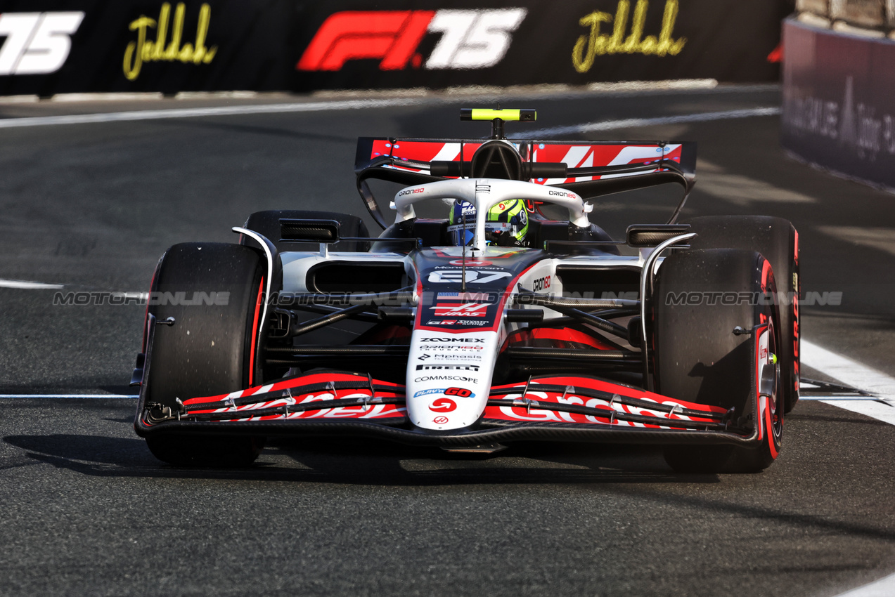GP ARABIA SAUDITA, Oliver Bearman (GBR) Haas VF-25.

18.04.2025. Formula 1 World Championship, Rd 5, Saudi Arabian Grand Prix, Jeddah, Saudi Arabia, Practice Day.

- www.xpbimages.com, EMail: requests@xpbimages.com © Copyright: Bearne / XPB Images