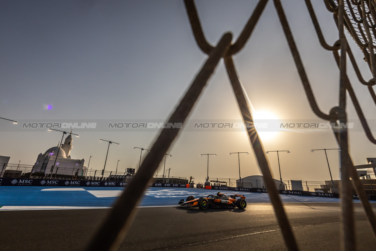 GP ARABIA SAUDITA, Lando Norris (GBR) McLaren MCL39.

18.04.2025. Formula 1 World Championship, Rd 5, Saudi Arabian Grand Prix, Jeddah, Saudi Arabia, Practice Day.

- www.xpbimages.com, EMail: requests@xpbimages.com © Copyright: Bearne / XPB Images