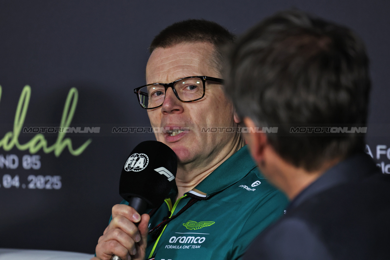 GP ARABIA SAUDITA, Andy Cowell (GBR) Aston Martin F1 Team Group CEO e Team Principal in the FIA Press Conference.

18.04.2025. Formula 1 World Championship, Rd 5, Saudi Arabian Grand Prix, Jeddah, Saudi Arabia, Practice Day.

 - www.xpbimages.com, EMail: requests@xpbimages.com © Copyright: Rew / XPB Images