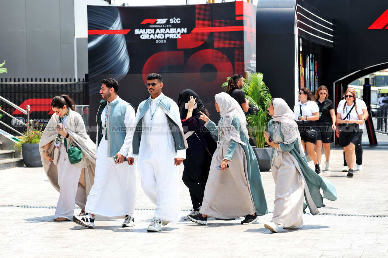 GP ARABIA SAUDITA, Paddock Atmosfera.

18.04.2025. Formula 1 World Championship, Rd 5, Saudi Arabian Grand Prix, Jeddah, Saudi Arabia, Practice Day.

- www.xpbimages.com, EMail: requests@xpbimages.com © Copyright: Bearne / XPB Images