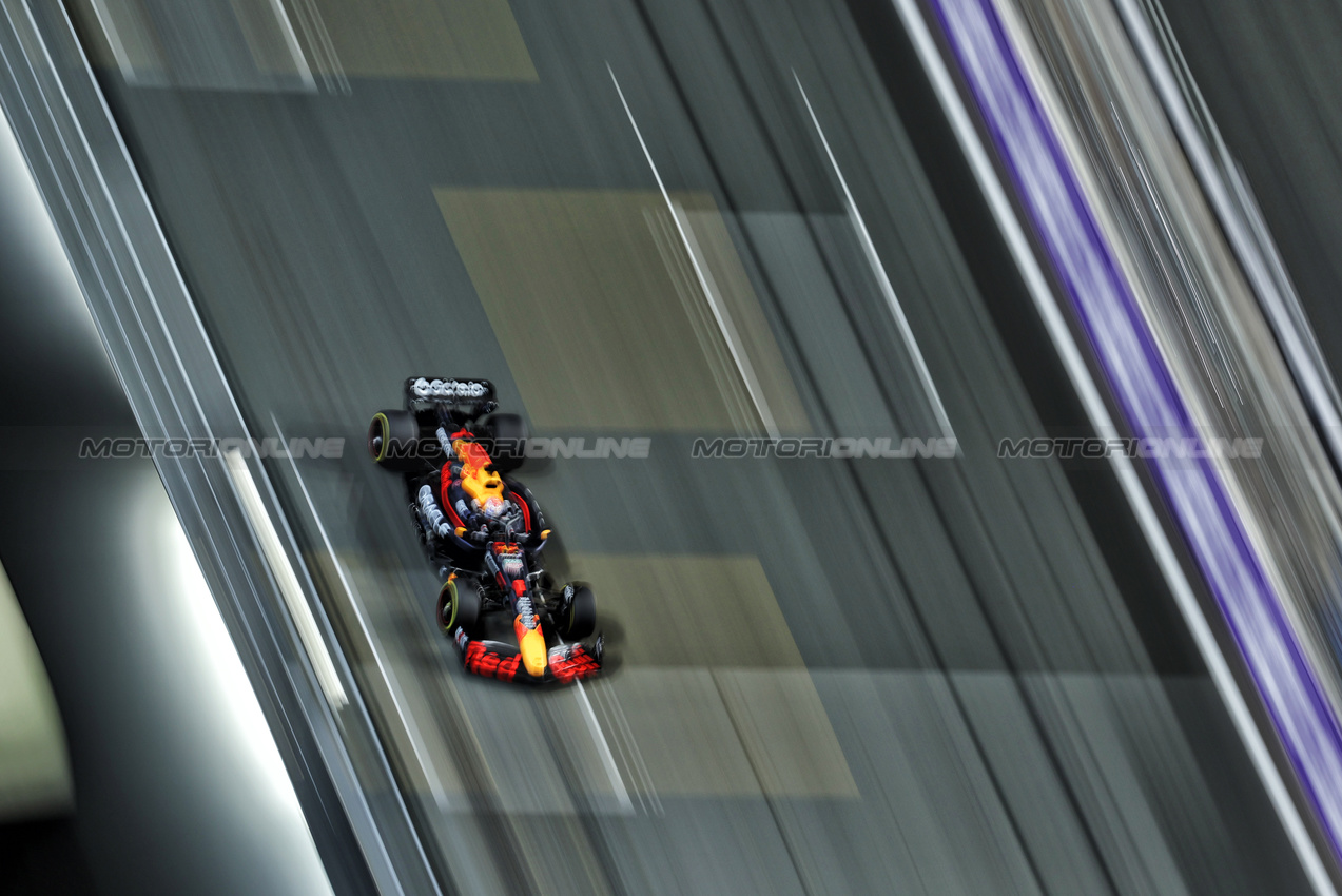 GP ARABIA SAUDITA, Max Verstappen (NLD) Red Bull Racing RB21.

18.04.2025. Formula 1 World Championship, Rd 5, Saudi Arabian Grand Prix, Jeddah, Saudi Arabia, Practice Day.

 - www.xpbimages.com, EMail: requests@xpbimages.com © Copyright: Rew / XPB Images
