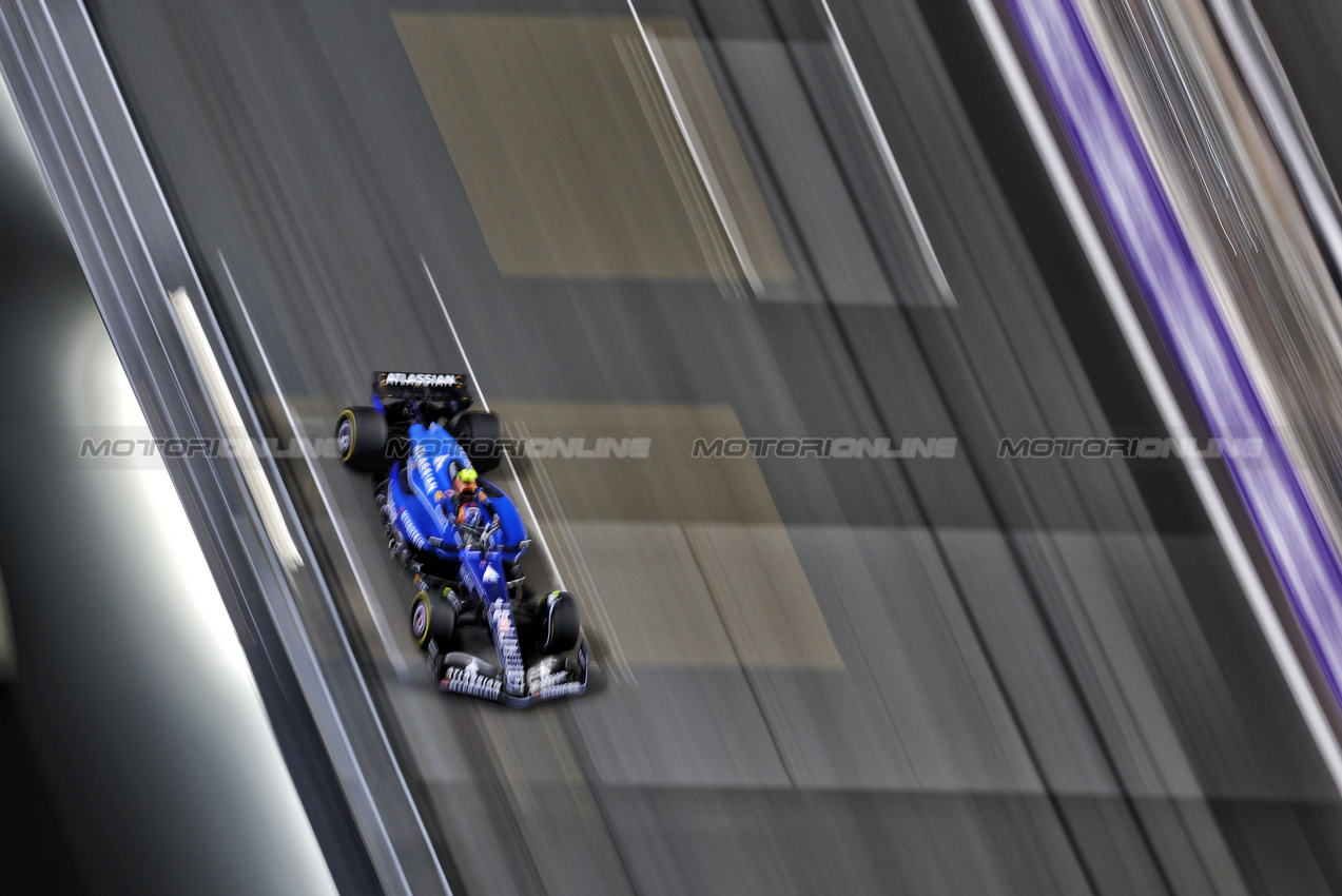 GP ARABIA SAUDITA, Carlos Sainz (ESP) Atlassian Williams Racing FW46.

18.04.2025. Formula 1 World Championship, Rd 5, Saudi Arabian Grand Prix, Jeddah, Saudi Arabia, Practice Day.

 - www.xpbimages.com, EMail: requests@xpbimages.com © Copyright: Rew / XPB Images