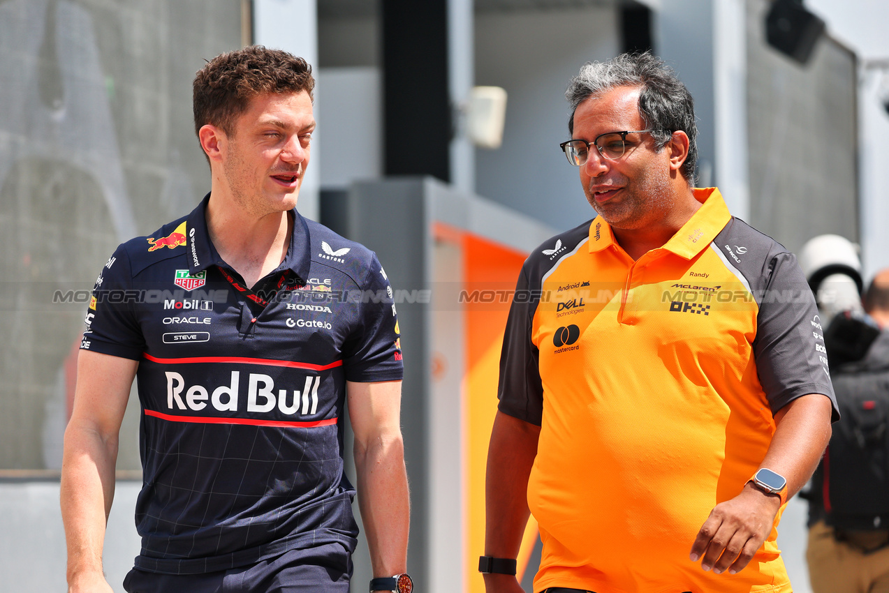 GP ARABIA SAUDITA, (L to R): Stephen Knowles (GBR) Red Bull Racing Head of Sporting Regulations with Randy Singh (GBR) McLaren Strategy e Sporting Director.

18.04.2025. Formula 1 World Championship, Rd 5, Saudi Arabian Grand Prix, Jeddah, Saudi Arabia, Practice Day.

- www.xpbimages.com, EMail: requests@xpbimages.com © Copyright: Batchelor / XPB Images