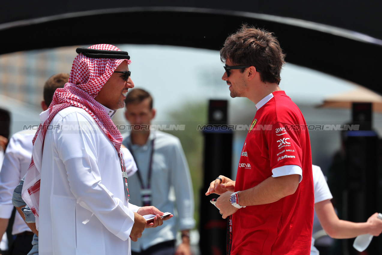 GP ARABIA SAUDITA, (L to R): Prince Khalid Bin Sultan Al Faisal (KSA) President of the Saudi Automobile e Motorcycle Federation with Charles Leclerc (MON) Ferrari.

18.04.2025. Formula 1 World Championship, Rd 5, Saudi Arabian Grand Prix, Jeddah, Saudi Arabia, Practice Day.

 - www.xpbimages.com, EMail: requests@xpbimages.com © Copyright: Rew / XPB Images