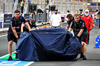 GP ARABIA SAUDITA, The Red Bull Racing RB21 of Yuki Tsunoda (JPN) is recovered back to the pits after he crashed in the second practice session.

18.04.2025. Formula 1 World Championship, Rd 5, Saudi Arabian Grand Prix, Jeddah, Saudi Arabia, Practice Day.

- www.xpbimages.com, EMail: requests@xpbimages.com © Copyright: Batchelor / XPB Images