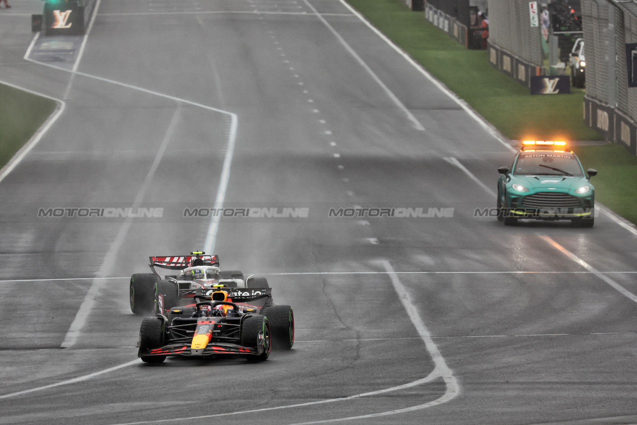 GP AUSTRALIA, Liam Lawson (NZL) Red Bull Racing RB21 e Oliver Bearman (GBR) Haas VF-25 at the partenza of the race.

16.03.2025. Formula 1 World Championship, Rd 1, Australian Grand Prix, Albert Park, Melbourne, Australia, Gara Day.

- www.xpbimages.com, EMail: requests@xpbimages.com © Copyright: Bearne / XPB Images