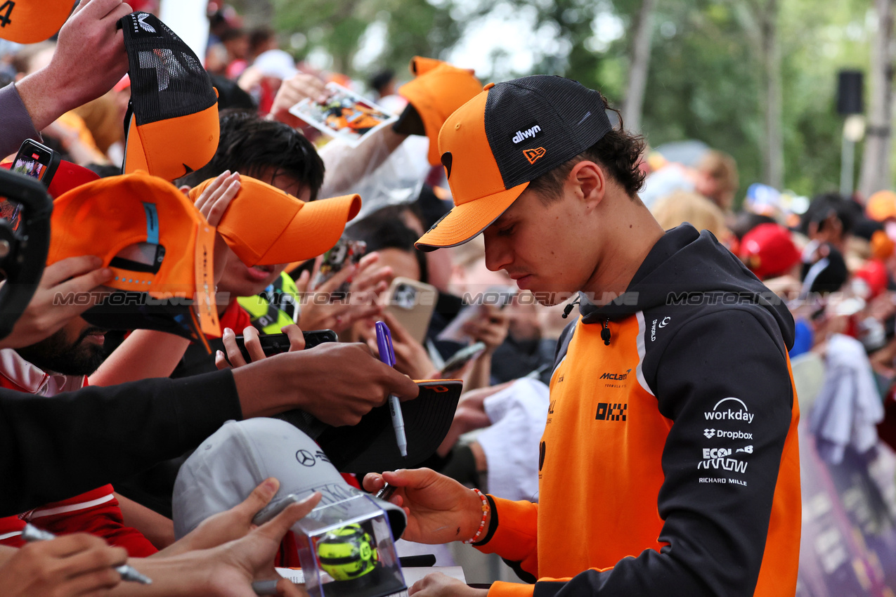 GP AUSTRALIA, Lando Norris (GBR) McLaren with fans.

16.03.2025. Formula 1 World Championship, Rd 1, Australian Grand Prix, Albert Park, Melbourne, Australia, Gara Day.

- www.xpbimages.com, EMail: requests@xpbimages.com © Copyright: Moy / XPB Images