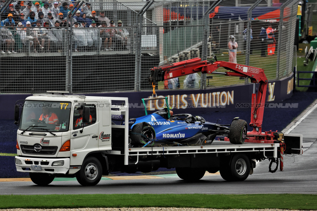 GP AUSTRALIA, The Atlassian Williams Racing FW47 of Carlos Sainz (ESP) Atlassian Williams Racing is recovered from the circuit on the back of a truck after he crashed out of the race.

16.03.2025. Formula 1 World Championship, Rd 1, Australian Grand Prix, Albert Park, Melbourne, Australia, Gara Day.

- www.xpbimages.com, EMail: requests@xpbimages.com © Copyright: Bearne / XPB Images