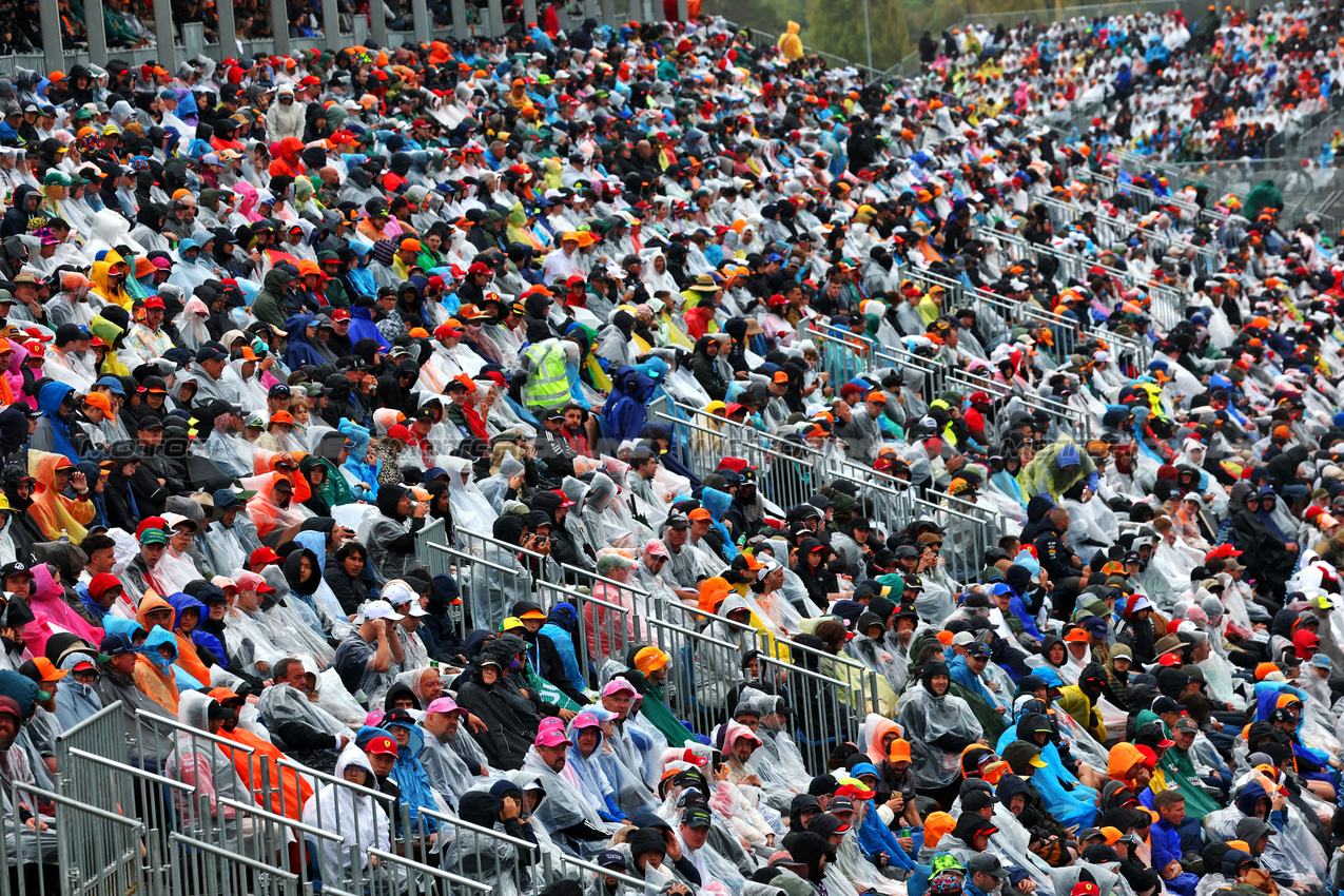 GP AUSTRALIA, Circuit Atmosfera - fans in the grandstand.

16.03.2025. Formula 1 World Championship, Rd 1, Australian Grand Prix, Albert Park, Melbourne, Australia, Gara Day.

- www.xpbimages.com, EMail: requests@xpbimages.com © Copyright: Batchelor / XPB Images