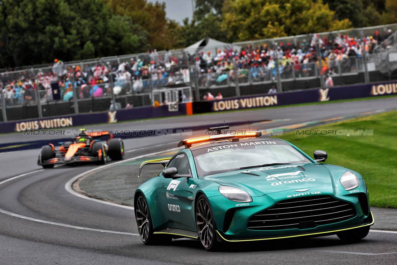 GP AUSTRALIA, Lando Norris (GBR) McLaren MCL39 davanti a behind the Aston Martin FIA Safety Car.

16.03.2025. Formula 1 World Championship, Rd 1, Australian Grand Prix, Albert Park, Melbourne, Australia, Gara Day.

- www.xpbimages.com, EMail: requests@xpbimages.com © Copyright: Batchelor / XPB Images