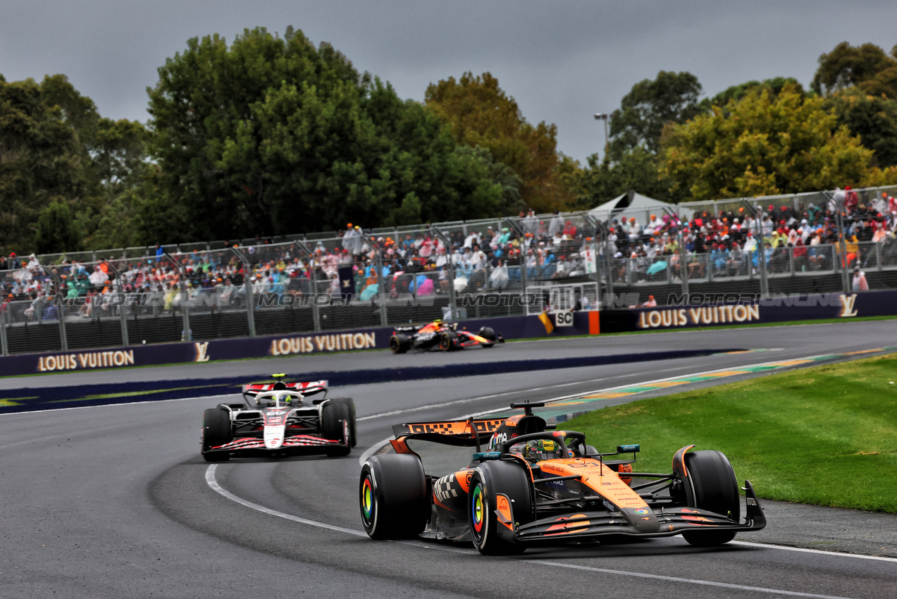 GP AUSTRALIA, Oscar Piastri (AUS) McLaren MCL39.

16.03.2025. Formula 1 World Championship, Rd 1, Australian Grand Prix, Albert Park, Melbourne, Australia, Gara Day.

- www.xpbimages.com, EMail: requests@xpbimages.com © Copyright: Batchelor / XPB Images