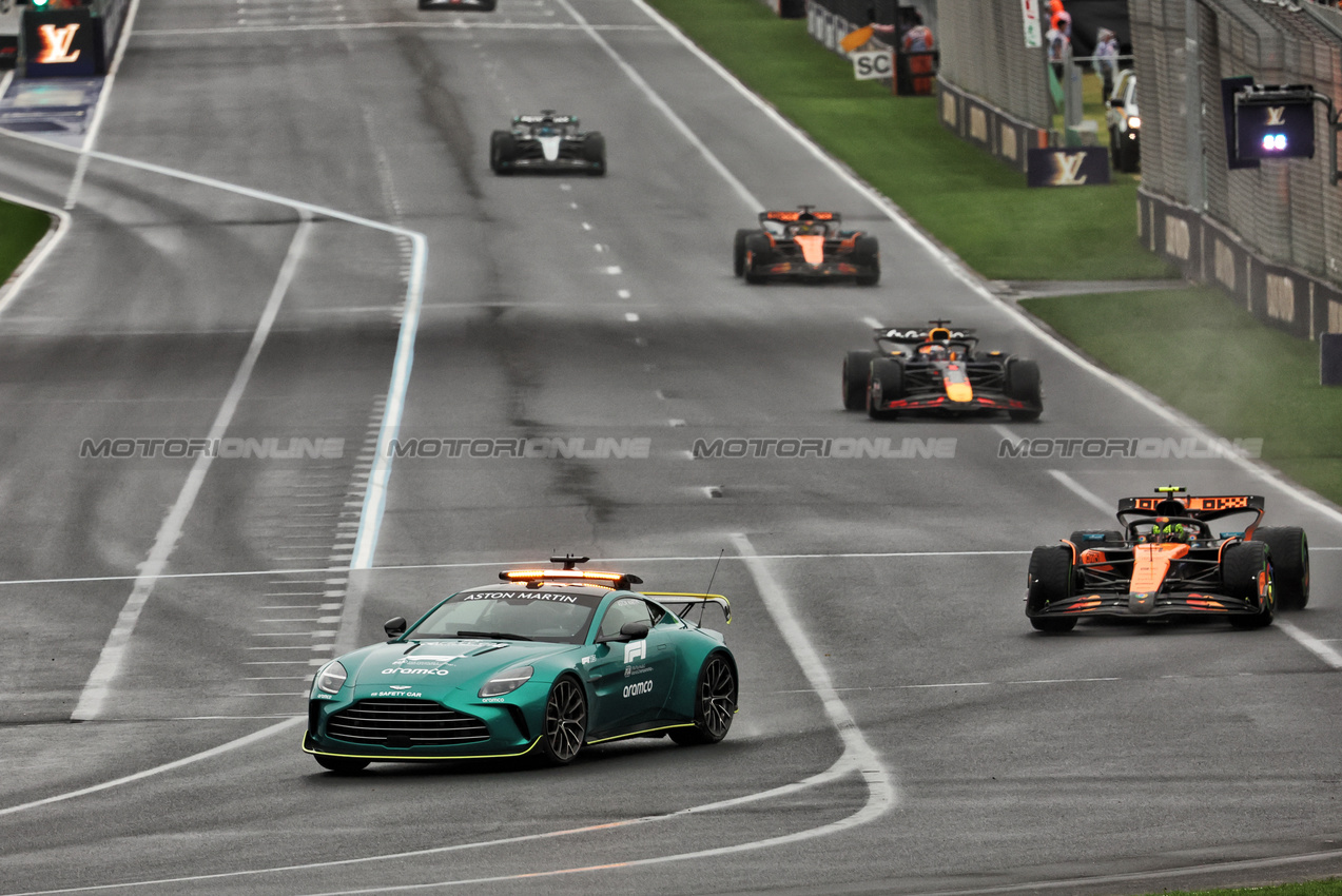 GP AUSTRALIA, Lando Norris (GBR) McLaren MCL39 davanti a behind the Aston Martin FIA Safety Car.

16.03.2025. Formula 1 World Championship, Rd 1, Australian Grand Prix, Albert Park, Melbourne, Australia, Gara Day.

- www.xpbimages.com, EMail: requests@xpbimages.com © Copyright: Bearne / XPB Images