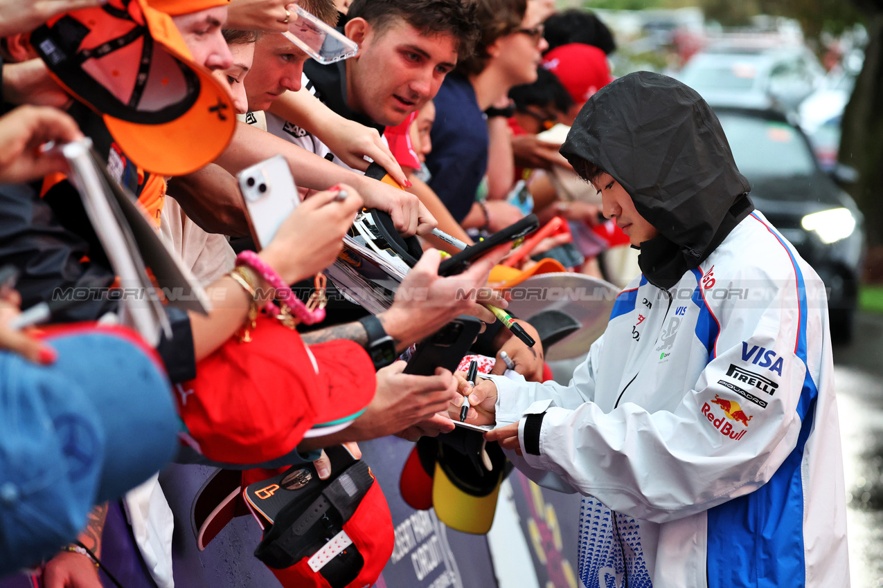 GP AUSTRALIA, Yuki Tsunoda (JPN) Racing Bulls with fans.

16.03.2025. Formula 1 World Championship, Rd 1, Australian Grand Prix, Albert Park, Melbourne, Australia, Gara Day.

- www.xpbimages.com, EMail: requests@xpbimages.com © Copyright: Moy / XPB Images