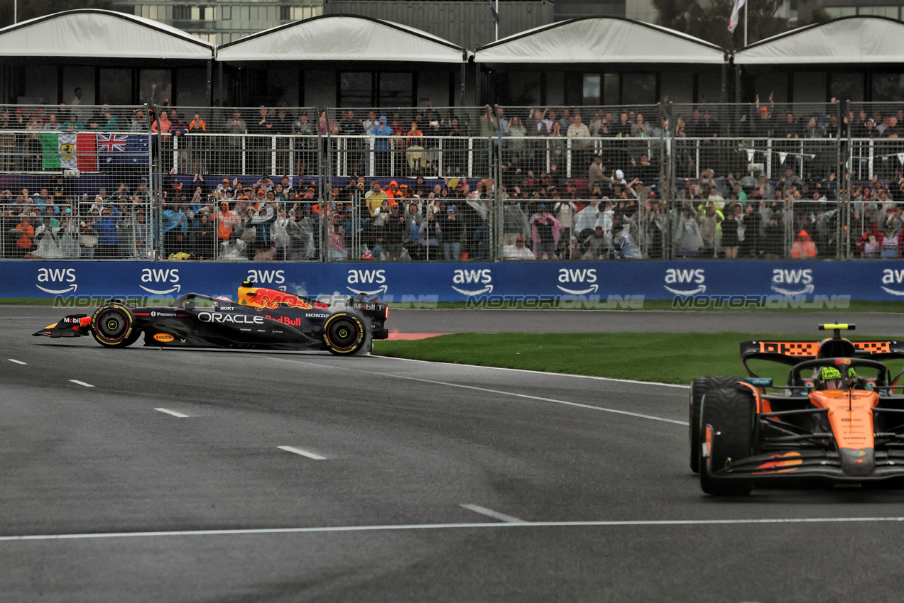 GP AUSTRALIA, Liam Lawson (NZL) Red Bull Racing RB21 spins.

16.03.2025. Formula 1 World Championship, Rd 1, Australian Grand Prix, Albert Park, Melbourne, Australia, Gara Day.

- www.xpbimages.com, EMail: requests@xpbimages.com © Copyright: Bearne / XPB Images