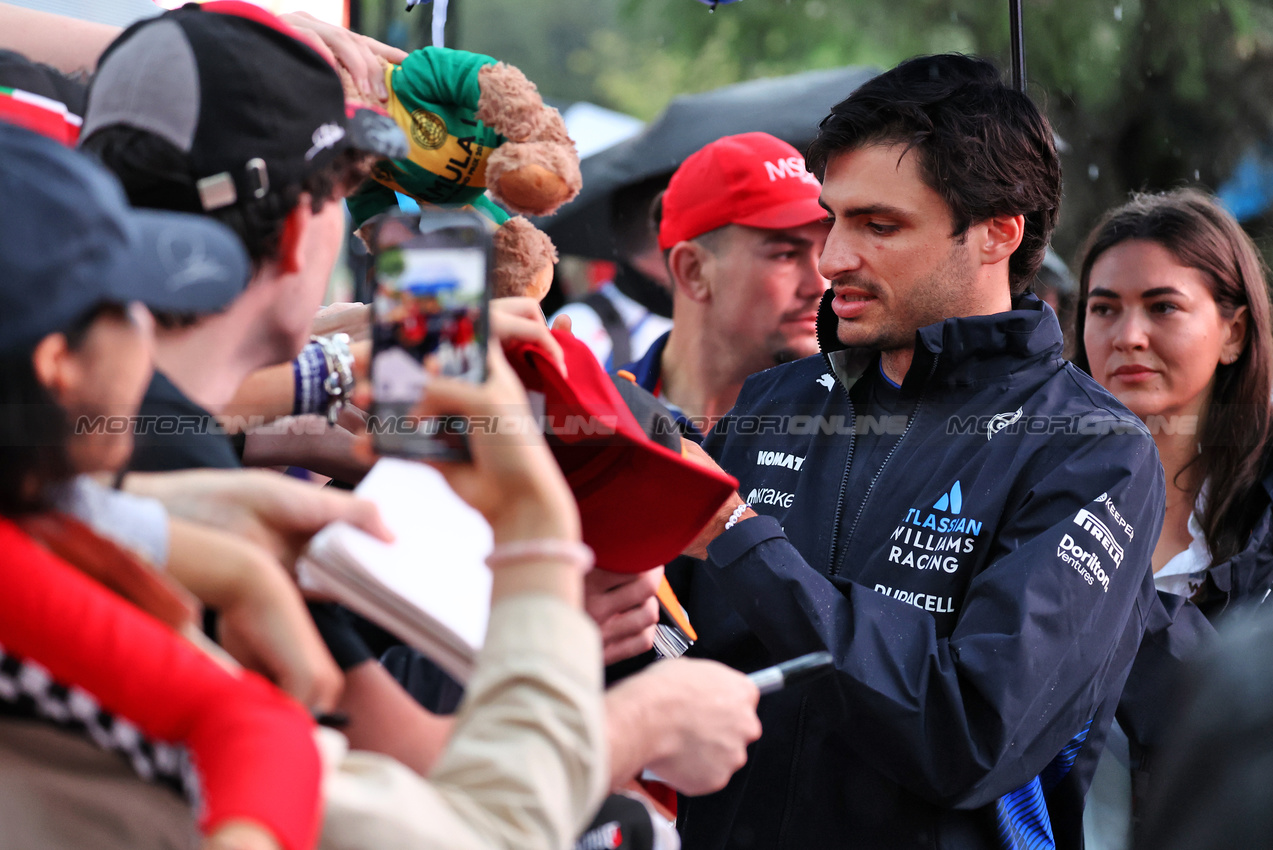 GP AUSTRALIA, Carlos Sainz (ESP) Atlassian Williams Racing with fans.

16.03.2025. Formula 1 World Championship, Rd 1, Australian Grand Prix, Albert Park, Melbourne, Australia, Gara Day.

- www.xpbimages.com, EMail: requests@xpbimages.com © Copyright: Moy / XPB Images