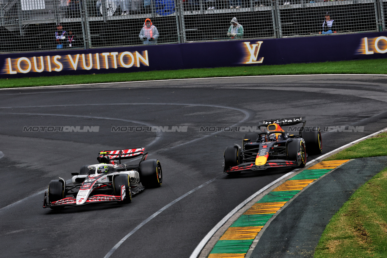GP AUSTRALIA, Oliver Bearman (GBR) Haas VF-25 e Max Verstappen (NLD) Red Bull Racing RB21.

16.03.2025. Formula 1 World Championship, Rd 1, Australian Grand Prix, Albert Park, Melbourne, Australia, Gara Day.

- www.xpbimages.com, EMail: requests@xpbimages.com © Copyright: Batchelor / XPB Images